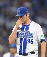 　４回、追加点を許し、ガックリと肩を落とすバウアー（撮影・伊藤笙子）