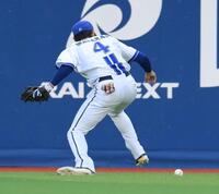 　３回、ボスラーの打球をファンブルする右翼手の度会（撮影・伊藤笙子）