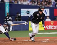 　３回、２死満塁の好機に空振り三振に倒れる藤原（撮影・坂部計介）