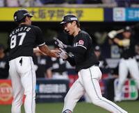 　６回、同点となる本塁打を放ち、笑顔で生還する藤原（撮影・坂部計介）