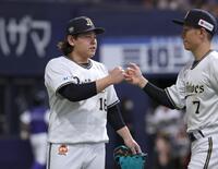 　７回を投げ終え、西川（右）とタッチをかわす宮城（撮影・坂部計介）