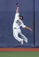 　１回、岡の打球を好捕する杉本（撮影・坂部計介）