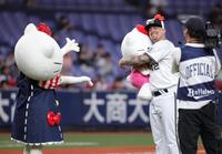 　ハローキティから特大のぬいぐるみを贈呈され、抱きしめて大喜びのマチャド（撮影・坂部計介）