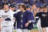 　粘りのピッチングで勝利投手となった宮城（中央）はナインとタッチをかわす（撮影・坂部計介）