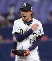 　９回、最後を締めた山岡はグラブを叩きながら笑顔を見せる（撮影・坂部計介）