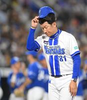 　一時は追いつくも敗れ、スタンドのファンに頭を下げる三浦監督（撮影・伊藤笙子）