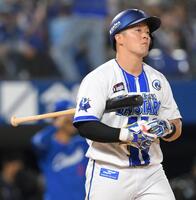 　９回、見逃し三振に倒れ最後の打者になった牧（撮影・伊藤笙子）