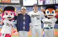 　ヒーローインタビューでポーズをとる宮城（左）と広岡（撮影・坂部計介）