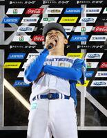 　お立ち台で「さいこうきでーす！」と叫ぶ北山亘基（撮影・中島達哉）