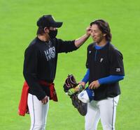 　細野（右）の髪をチェックする新庄監督（撮影・中島達哉）