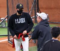 　試合前、山川（右）と談笑する新庄監督（撮影・中島達哉）