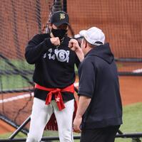 　試合前、山川（右）とグータッチを交わす新庄監督（撮影・中島達哉）