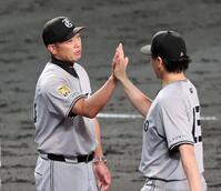 　ナインと勝利のタッチを交わす阿部監督（撮影・立川洋一郎）