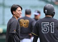 　中野（右）と言葉を交わす門脇（撮影・西田忠信）