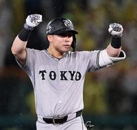 　４回、適時打を放ちガッツポーズを決める浅野（撮影・田中太一）