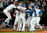 　９回、サヨナラ打を放った郡司（左から３人目）に駆け寄り、喜ぶ日本ハムナイン