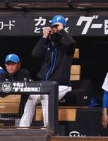 　８回、帽子をかぶり直す新庄監督（中央）＝撮影・中島達哉