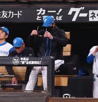 　８回、サングラスを外す新庄監督（中央）＝撮影・中島達哉