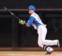 　４回、同点となる中前適時打を放つ清宮幸（撮影・中島達哉）