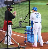 　清宮幸（右）にアドバイスを送る新庄監督（撮影・中島達哉）