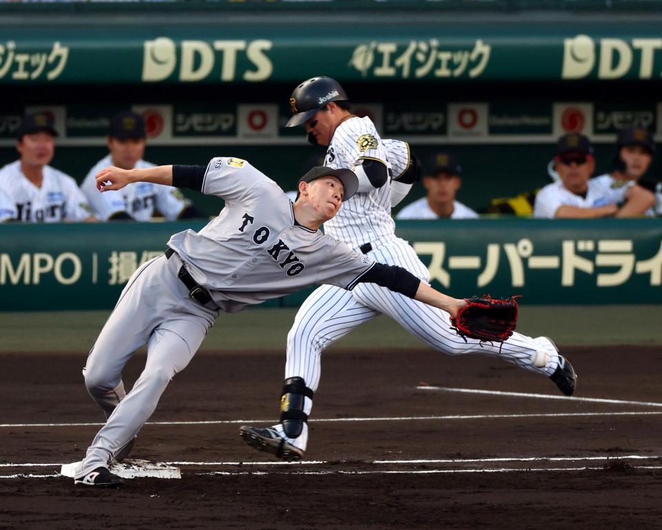 　１回、戸郷は泉口の送球を捕球できず失点を許す（打者走者・前川）＝撮影・山口登