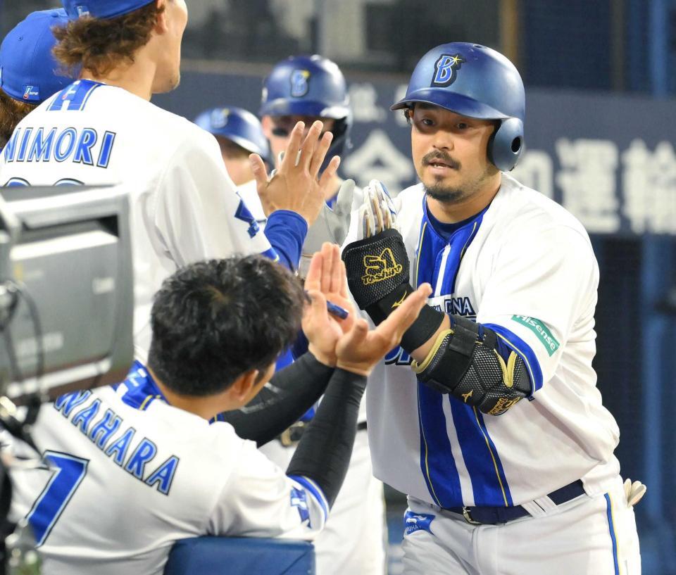 　４回、３ランを放ちナインに迎えられる宮崎（撮影・伊藤笙子）