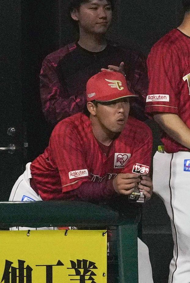 　８回、試合を見守る浅村。連続出場記録が途切れた