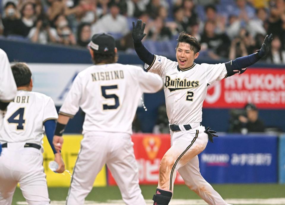 　９回、サヨナラ本塁打を放ち笑顔で生還する若月（右）＝撮影・西田忠信