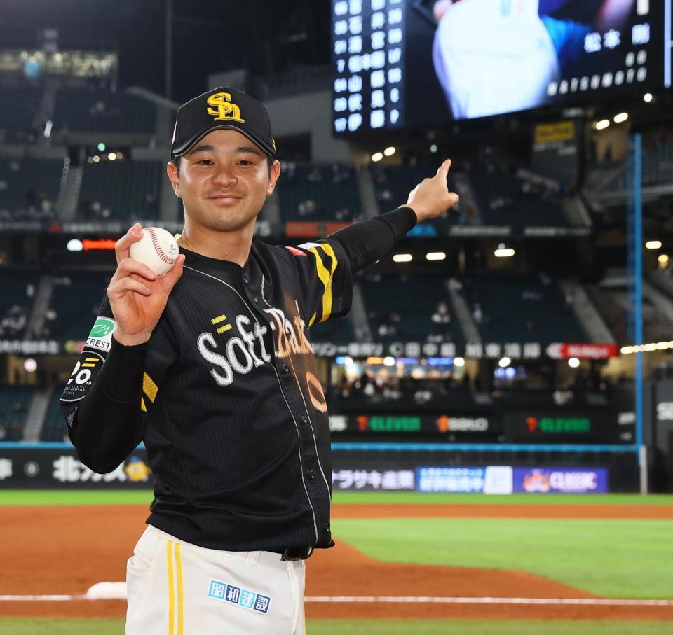 　プロ初ホームランを放ったライトスタンドを指さして記念撮影に応じる川瀬（撮影・中島達哉）