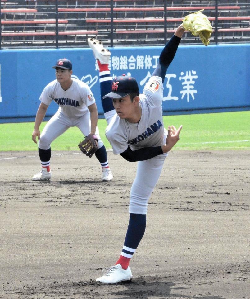 ダイナミックなフォームで投げ込む横浜・織田