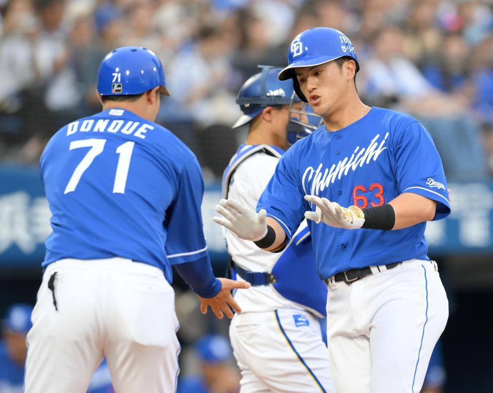 　２回、右越えソロを放ち、堂上コーチ（左）に迎えられる板山（撮影・伊藤笙子）