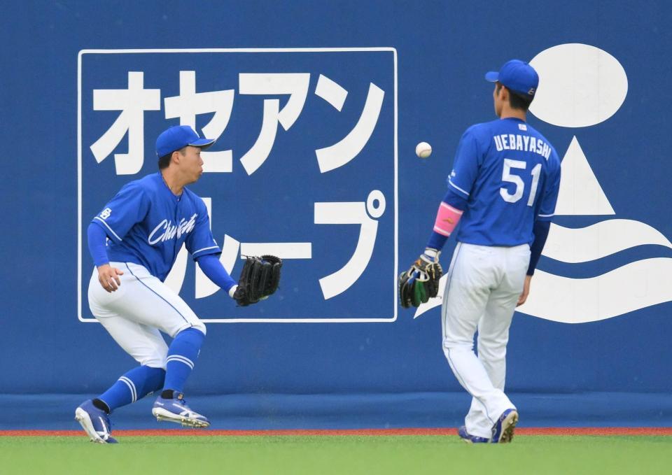 　２回、宮崎の飛球でお見合いし、二塁打にしてしまう中堅手・岡林（左）と右翼手・上林（撮影・伊藤笙子）