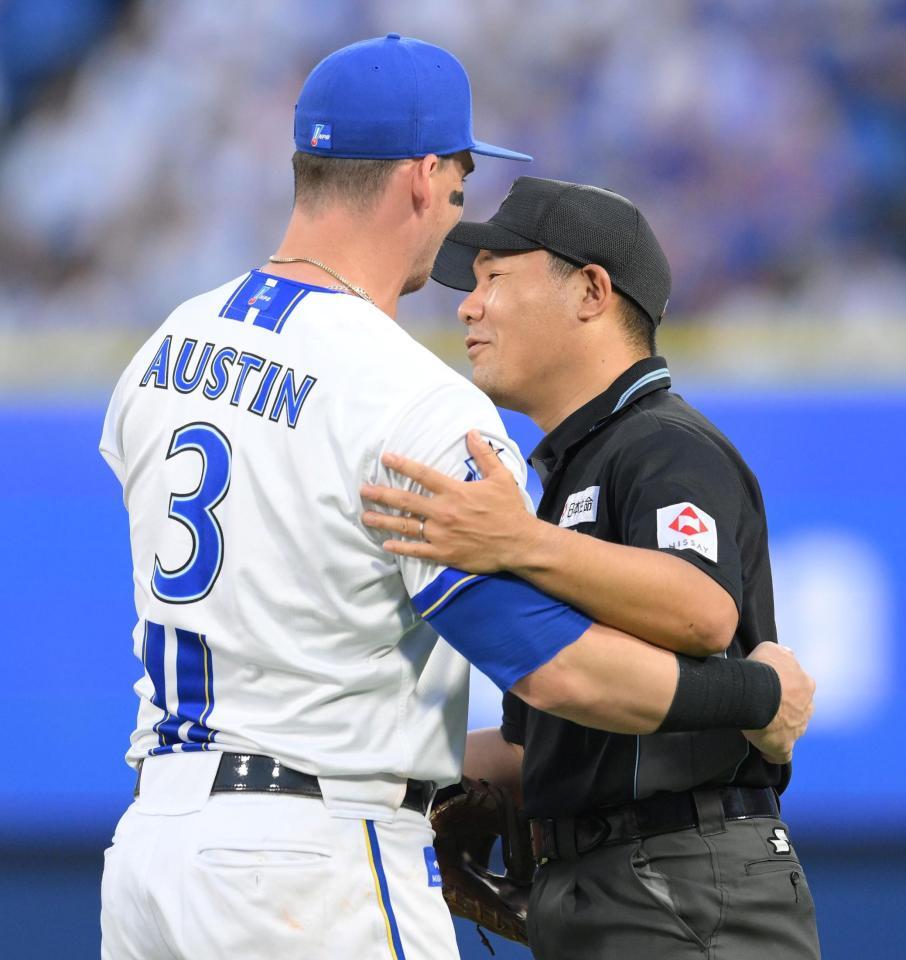　４回、宇佐見の打球を追って交錯した一塁塁審・市川審判員（右）を気遣う一塁手のオースティン（撮影・伊藤笙子）