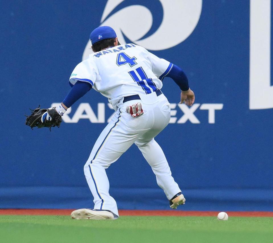 　３回、ボスラーの打球をファンブルする右翼手の度会（撮影・伊藤笙子）