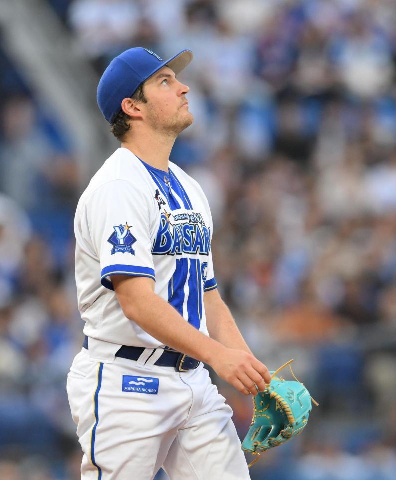 　２回、板山に先制ソロを浴び、打球を見つめるバウアー（撮影・伊藤笙子）