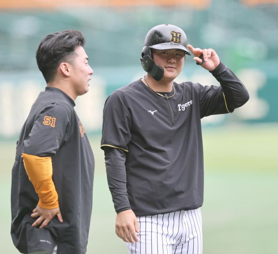 　浅野（左）と話をする前川（撮影・田中太一）