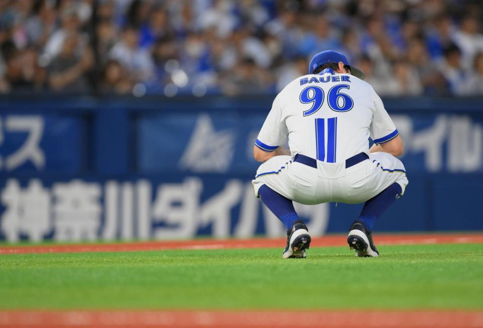 　４回、田中に２者連続適時打を浴び、肩を落とすバウアー（撮影・伊藤笙子）