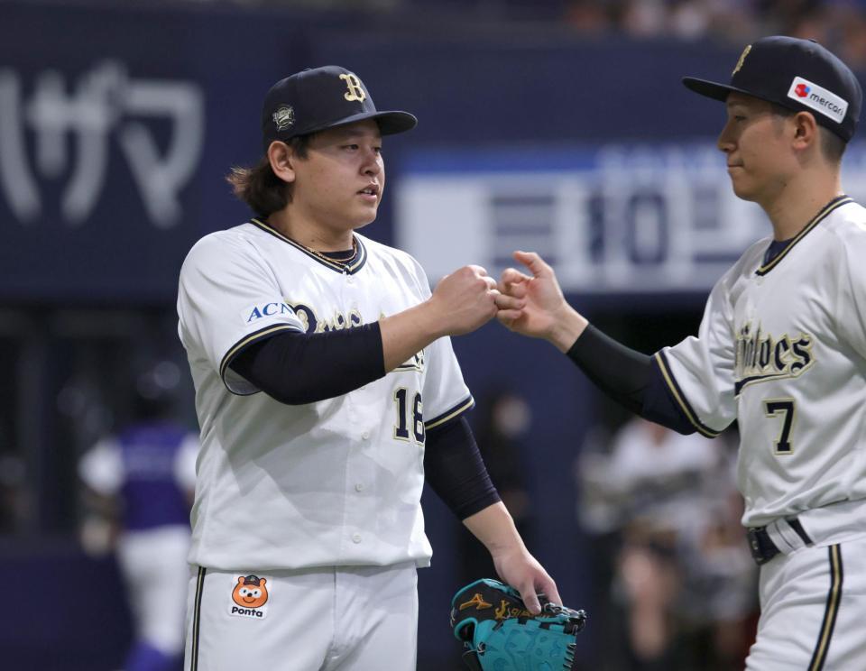 　７回を投げ終え、西川（右）とタッチをかわす宮城（撮影・坂部計介）