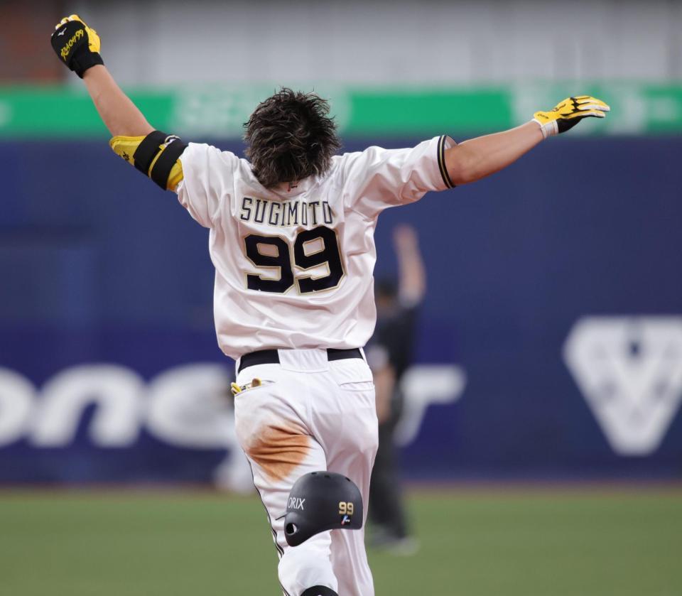 　６回、勝ち越しとなる犠飛を放ち、一、二塁間で天を仰ぐ杉本（撮影・坂部計介）