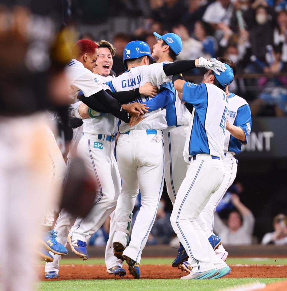 　９回、サヨナラ適時打を放ち、ナインから手荒く祝福される郡司（中央）＝撮影・中島達哉