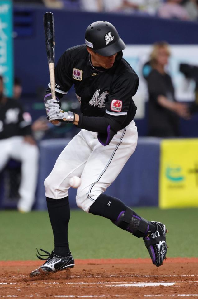 　３回、死球を受ける岡（撮影・坂部計介）