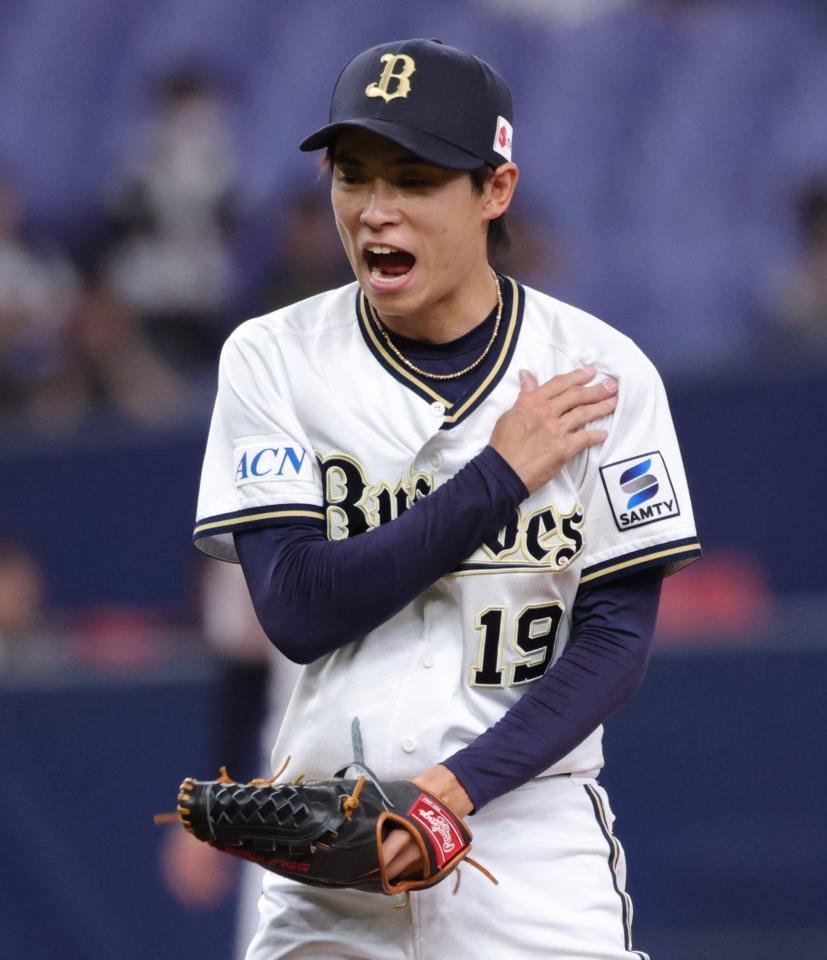 　９回、最後を締めた山岡はグラブを叩きながら笑顔を見せる（撮影・坂部計介）