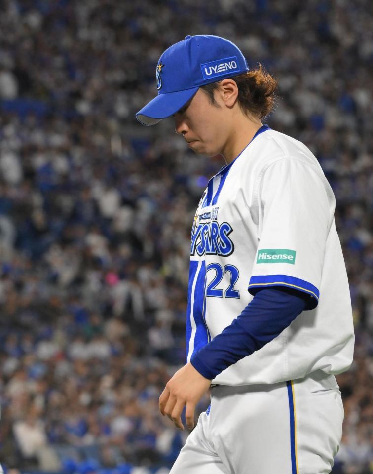 　勝ち越し弾を浴び、試合後うつむきながらベンチに戻る入江（撮影・伊藤笙子）