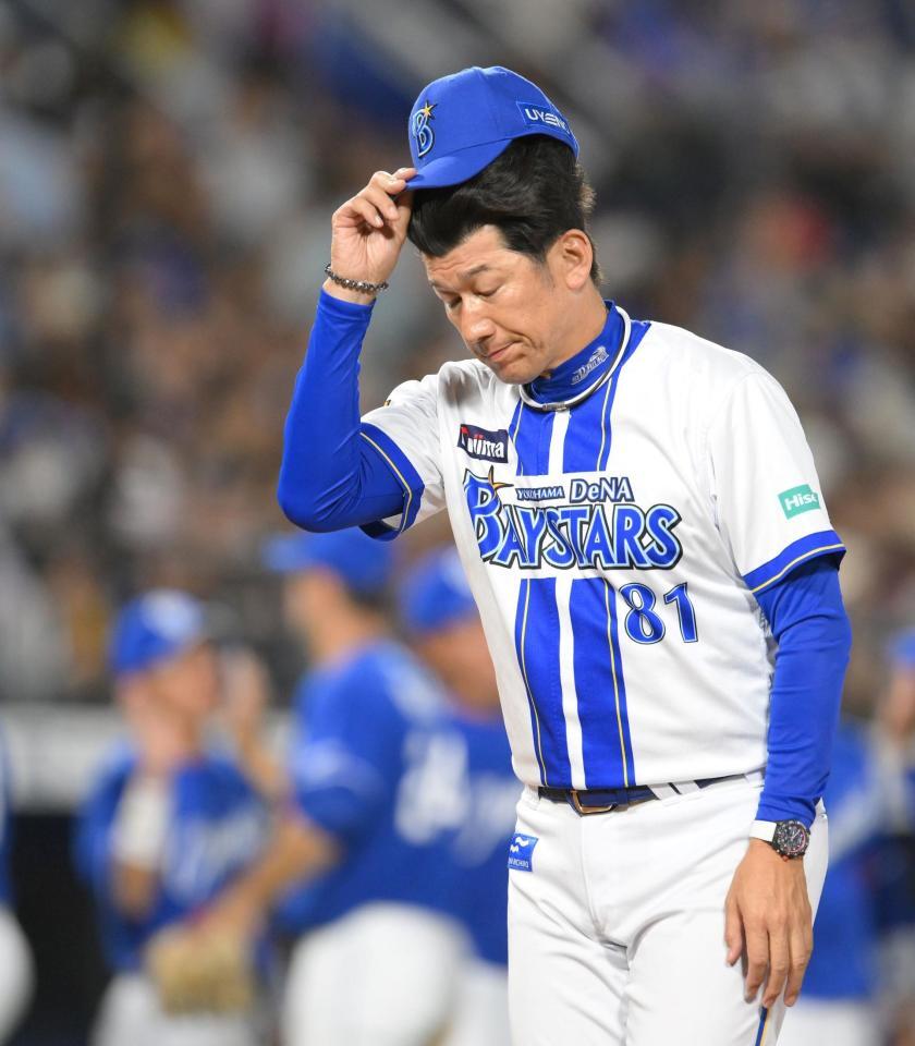 　一時は追いつくも敗れ、スタンドのファンに頭を下げる三浦監督（撮影・伊藤笙子）