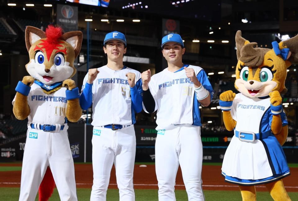 　ガッツポーズで記念撮影に応じる（左から）北山、郡司（撮影・中島達哉）