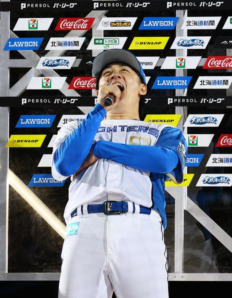 　お立ち台で「さいこうきでーす！」と叫ぶ北山亘基（撮影・中島達哉）