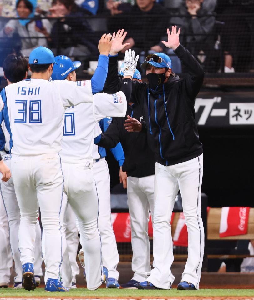 　サヨナラ打を放った郡司（左から２人目）を迎える新庄監督（撮影・中島達哉）