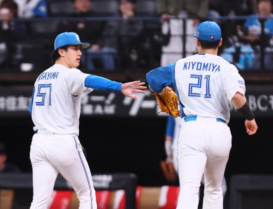 　６回を抑え、清宮幸（右）とタッチを交わす北山（撮影・中島達哉）