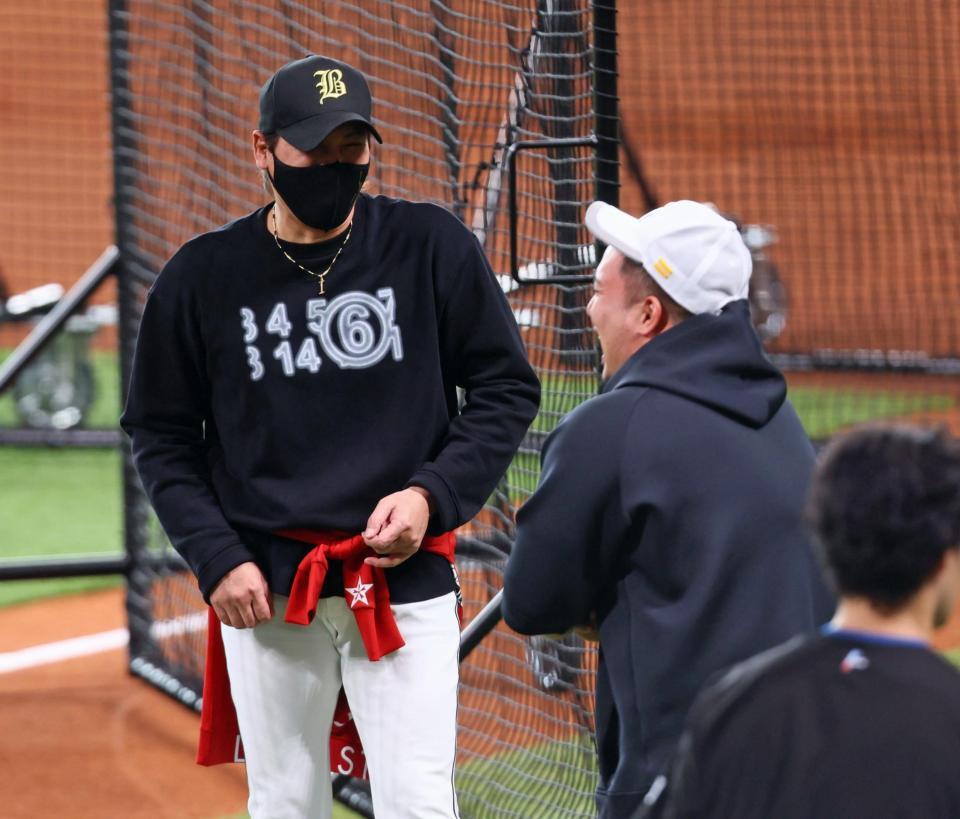 　試合前、山川（右）と談笑する新庄監督（撮影・中島達哉）