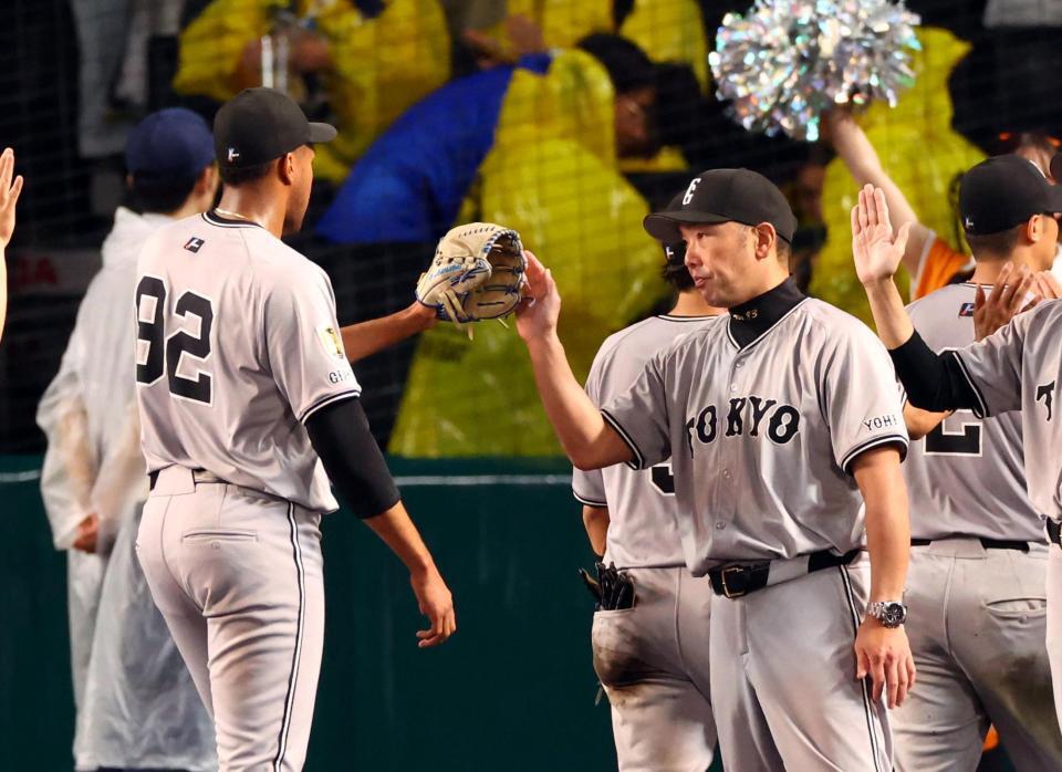 　阪神に勝利しナインを迎える阿部監督（右）＝撮影・山口登